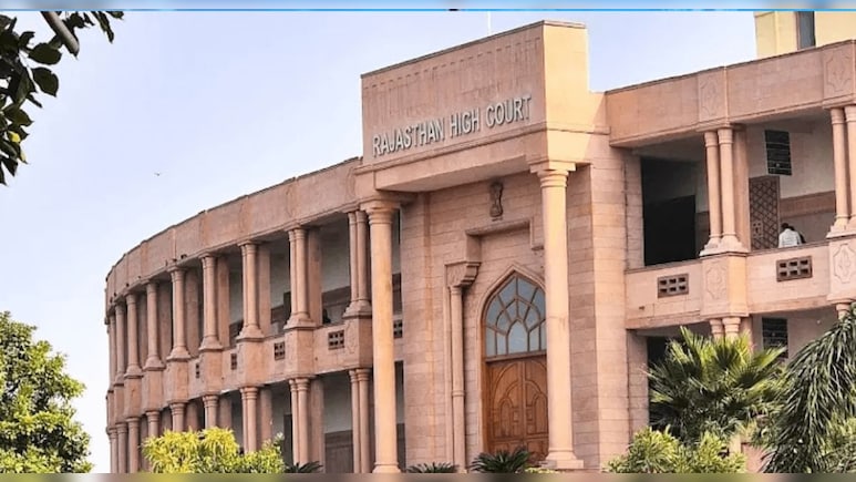 मंत्री के ख&zwj;िलाफ पोस्ट करने वाले शिक्षक का सस्पेंशन रद्द, हाई कोर्ट बोला- कानून से ऊपर नहीं अधिकारी
