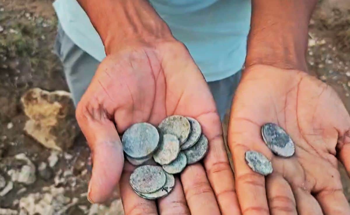 यूपी में मिला गड़ा हुआ खजाना, बेतवा नदी के किनारे घूम रहे युवकों के हाथ लगा 'इतिहास का जैकपॉट'