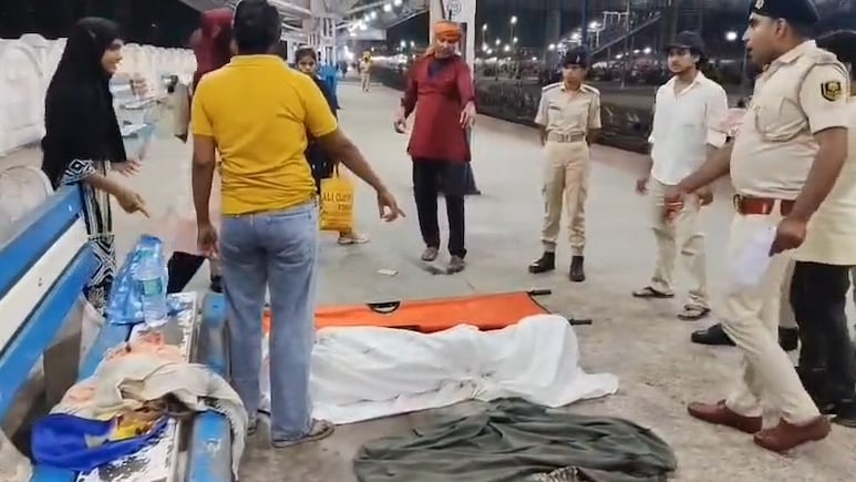 Bihar: रेलवे स्टेशन पर प्रसव पीड़ा से कराह रही थी गर्भवती, RPF महिला पुलिस ने कपड़े का घेरा बनाकर करवाई डिलीवरी