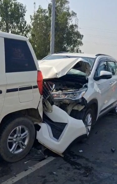 मंत्री की गाड़ी हुई दुर्घटनाग्रस्त मंत्री की गाड़ी हुई दुर्घटनाग्रस्त