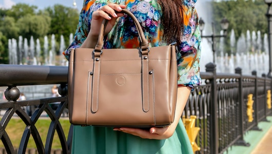 आधे से भी कम प्राइस में खरीदें ये खूबसूरत Tote Bags, जानें कैसे चुनें लंबे समय तक चलने वाले फॉक्स लेदर बैग्स