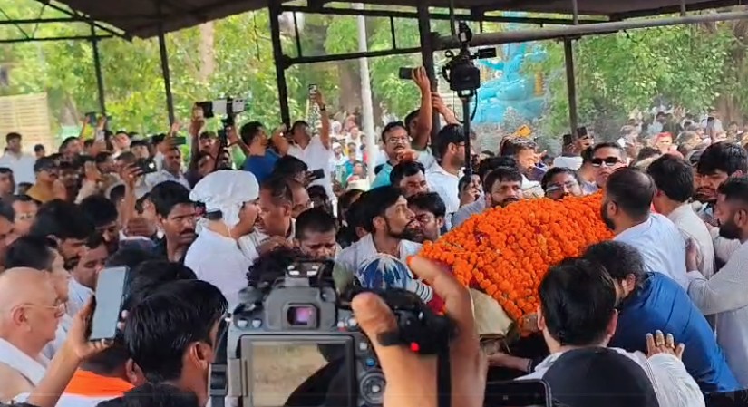 Prateek Yadav Funeral Updates: प्रतीक यादव के अंतिम संस्कार की प्रक्रिया शुरू, ससुर अरविंद सिंह बिष्ट देंगे मुखाग्नि