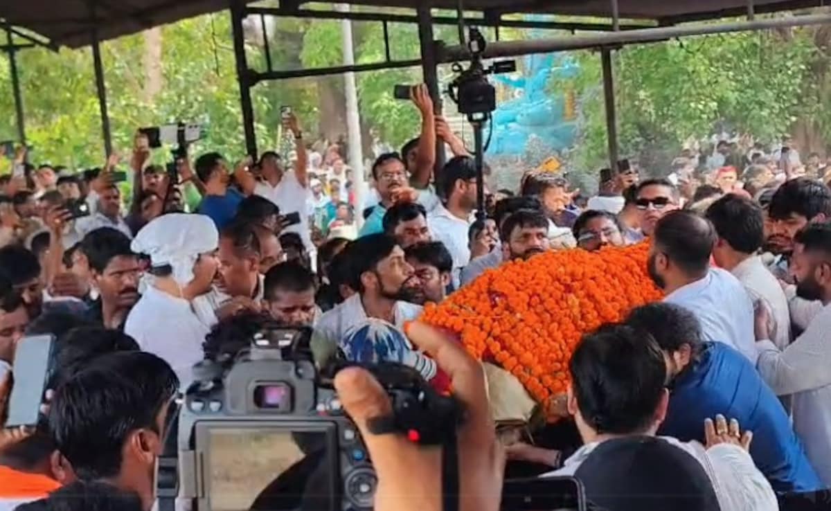 Prateek Yadav Funeral Updates: प्रतीक यादव के अंतिम संस्कार की प्रक्रिया शुरू, ससुर अरविंद सिंह बिष्ट देंगे मुखाग्नि