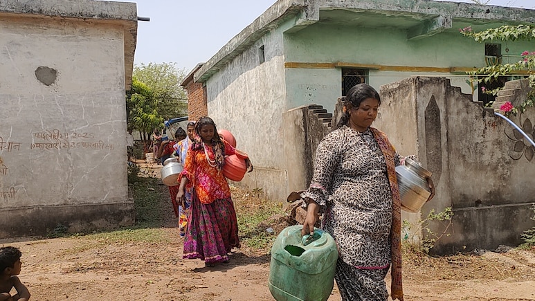 Drinking Water Crisis: कटनी के पारधी बस्ती में गहराया पेयजल संकट, दूषित पानी पीकर हो रहे बीमार