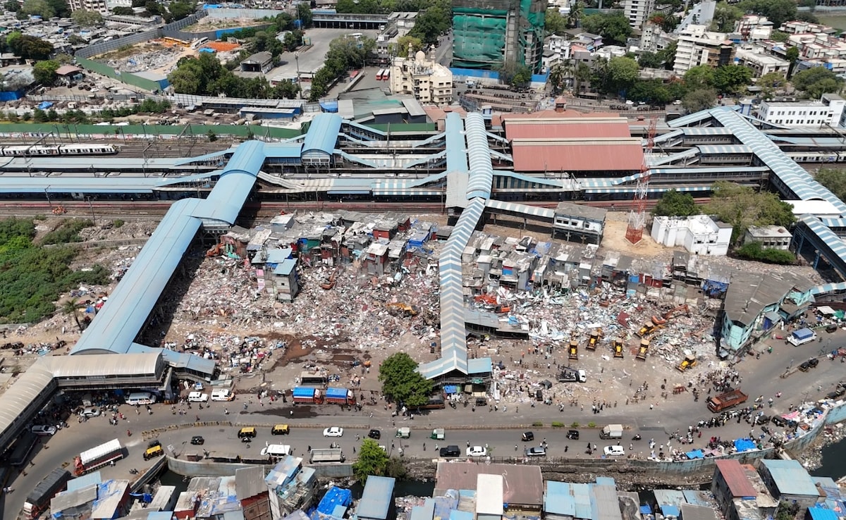 Bandra Bulldozer Action: बांद्रा में अवैध मस्जिद ढहाने पर बवाल, उग्र भीड़ ने बरसाए पत्थर, 7 पुलिसकर्मी घायल