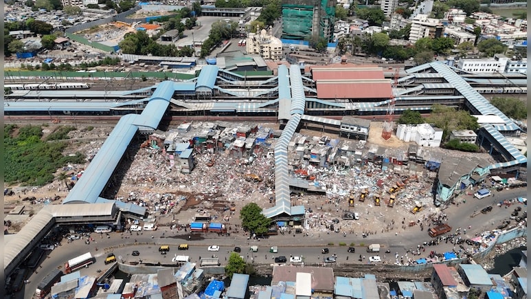 Bandra Bulldozer Action: मुंबई में बुलडोजर एक्शन के दौरान पथराव, 7 पुलिस कर्मियों समेत 10 घायल