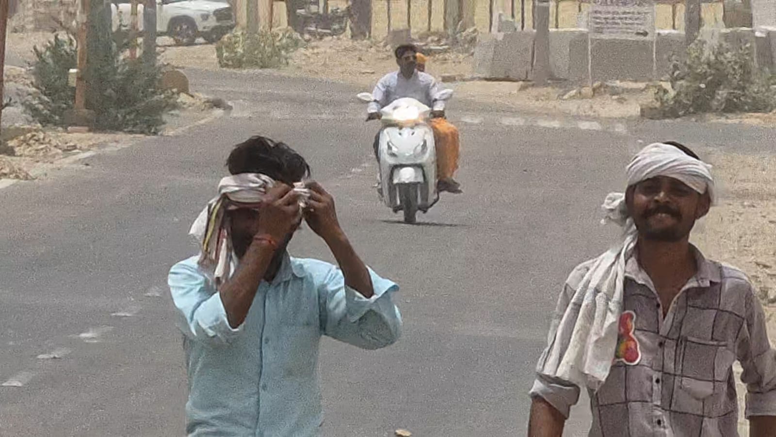 मौसम में बदलाव के बाद लोग भीषण गर्मी से राहत महसूस कर रहे हैं. मौसम में बदलाव के बाद लोग भीषण गर्मी से राहत महसूस कर रहे हैं.