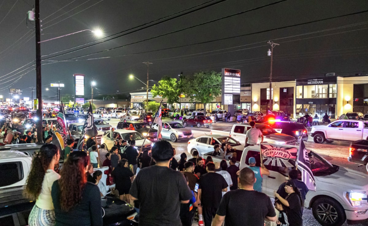 Teen San Antonio Spurs Fan In Critical Condition After Fall During Western Conference Finals Celebrations