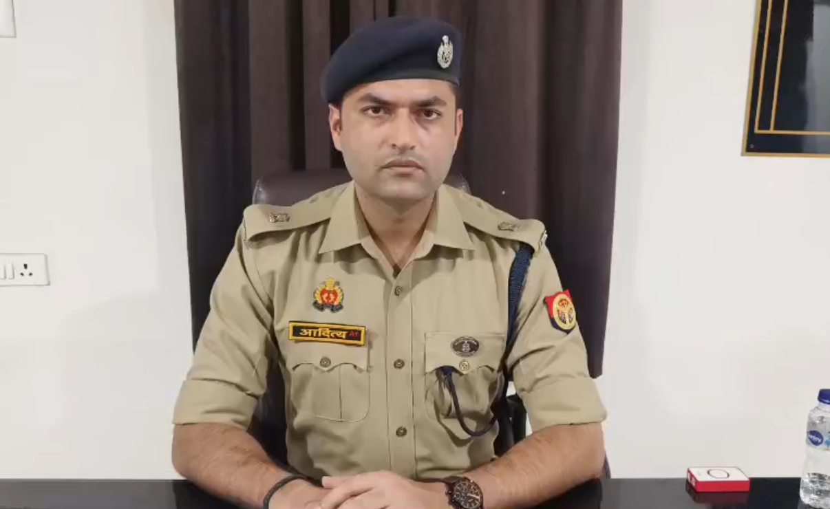 आगरा में खूनी खेल: तरबूज तोड़ने पर 13 वर्षीय किशोर की हत्या, पुलिस की गाड़ी घेरी, भारी तनाव