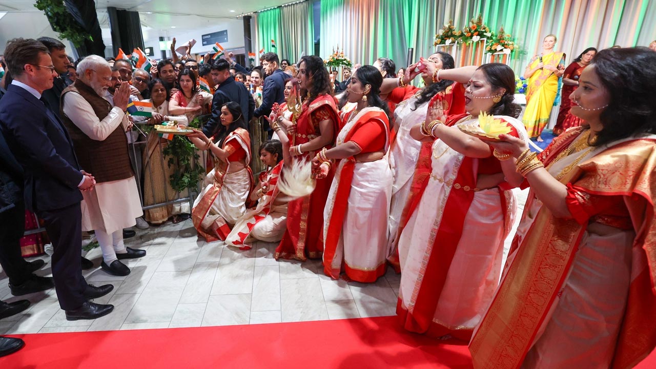 Indian Diaspora Welcomes PM Modi With Cultural Show in Sweden's Gothenburg