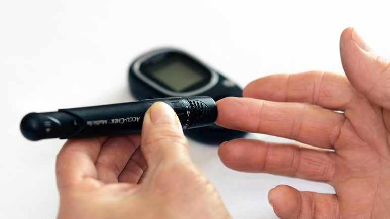 Daily Sugar Limit: कहीं जरूरत से ज्यादा मीठा तो नहीं खा रहे आप? जानिए एक दिन में कितनी शक्कर है सही