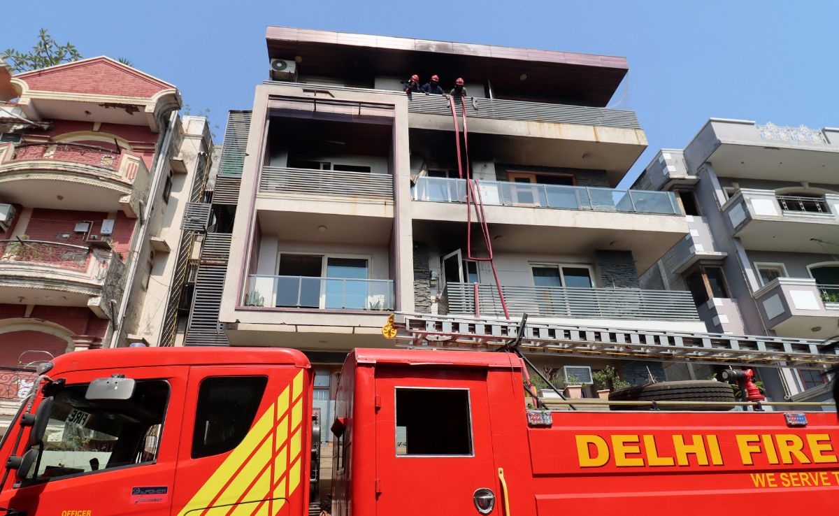 विवेक विहार अग्निकांड में सामने आई बड़ी लापरवाही- बेसमेंट समेत चार मंजिल मकान लेकिन कोई इमरजेंसी Exit नहीं