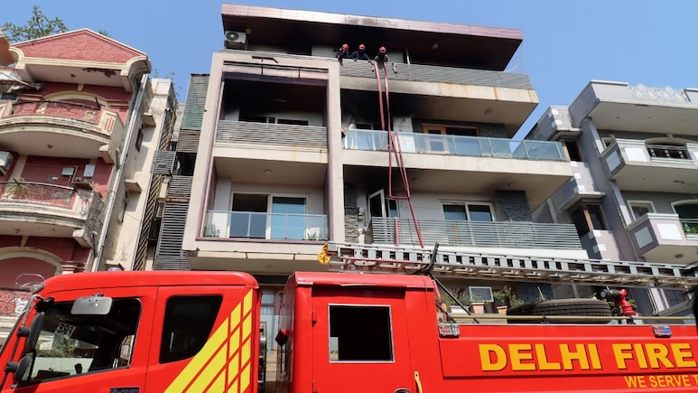 विवेक विहार अग्निकांड में सामने आई बड़ी लापरवाही- बेसमेंट समेत चार मंजिल मकान लेकिन कोई इमरजेंसी Exit नहीं, छत पर ताला