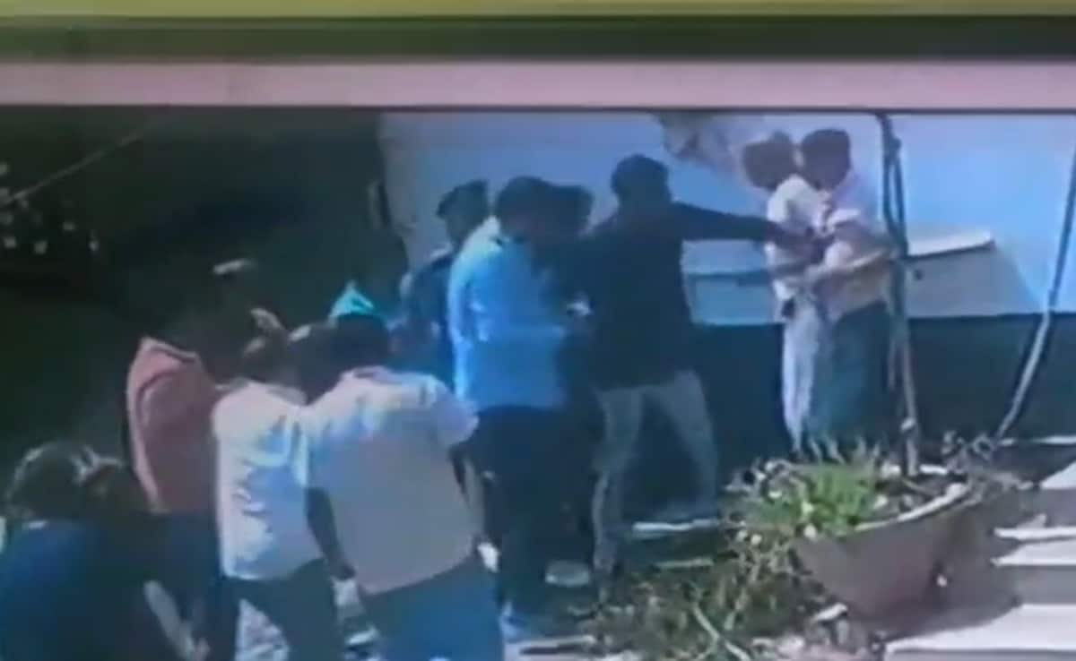 ब‍िहार: BJP विधायक के ख‍िलाफ सोशल मीड‍िया पर ल‍िखना पड़ा महंगा, समर्थकों के साथ पहुंचे MLA; कर दी प‍िटाई