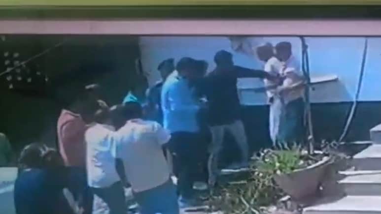 ब&zwj;िहार: BJP विधायक के ख&zwj;िलाफ सोशल मीड&zwj;िया पर ल&zwj;िखना पड़ा महंगा, समर्थकों के साथ पहुंचे MLA; कर दी प&zwj;िटाई
