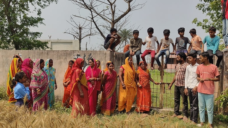 बिहार: स्कूल में लोहे की ग्रिल गिरने से 8 वीं के मासूम छात्र की मौत, ग्रामीणों ने हेडमास्टर को बनाया बंधक