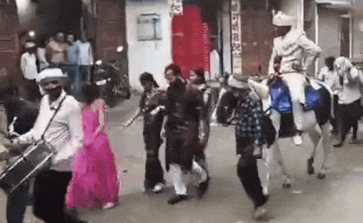 मूसलाधार बारिश और कीचड़ के बीच डोली में विदा हुई दुल्हन, दूल्हे के अंदाज ने जीता सबका दिल, वायरल हुआ वीडियो