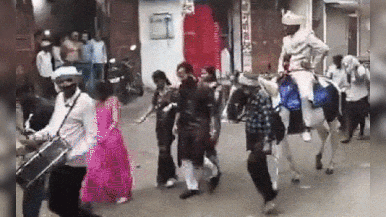 मूसलाधार बारिश और कीचड़ के बीच डोली में विदा हुई दुल्हन, दूल्हे के अंदाज ने जीता सबका दिल, वायरल हुआ वीडियो