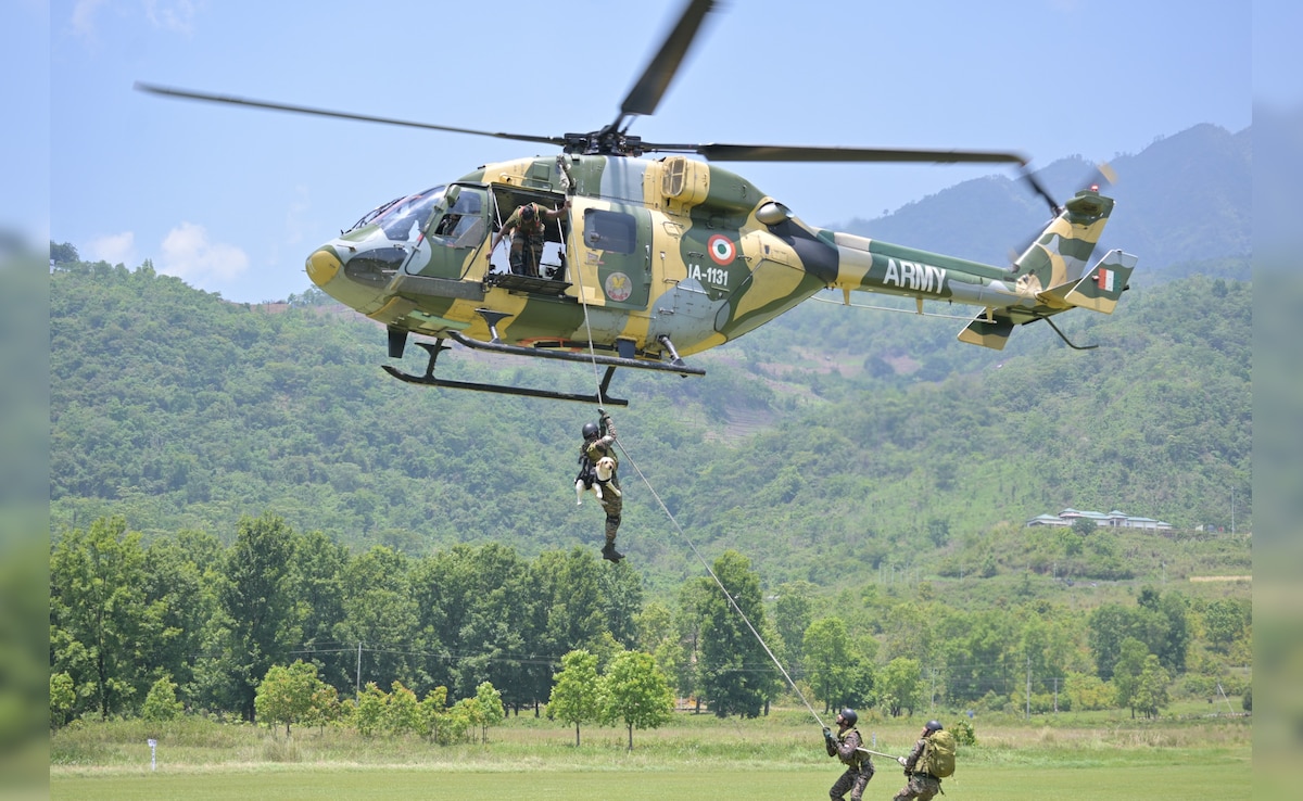 रस्सी के सहारे हेलीकॉप्टर से नीचे उतरे K9 वॉरियर्स, देखिए सेना के डॉग्स का स्लिथरिंग अभ्यास