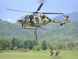 रस्सी के सहारे हेलीकॉप्टर से नीचे उतरे K9 वॉरियर्स, देखिए सेना के डॉग्स का स्लिथरिंग अभ्यास