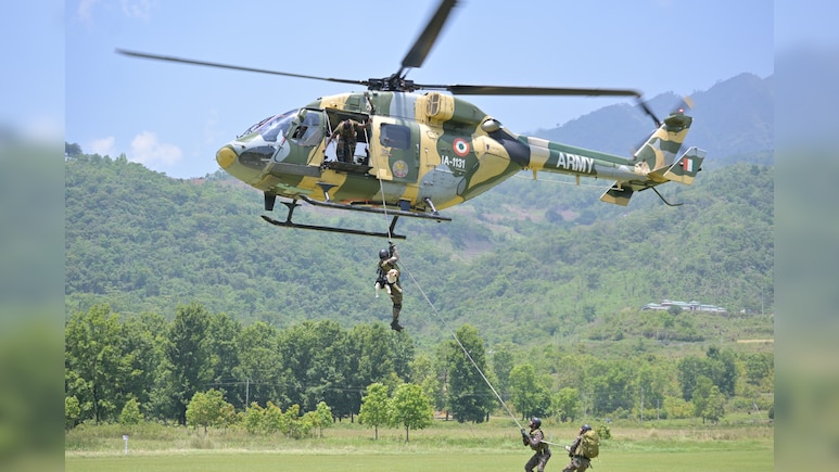रस्सी के सहारे हेलीकॉप्टर से नीचे उतरे K9 वॉरियर्स, देखिए सेना के डॉग्स का स्लिथरिंग अभ्यास