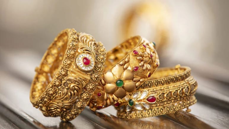 किन लोगों के लिए अशुभ होता है सोना पहनना? ज्योतिषाचार्य ने बताया किस राशि के लोगों को सोना नहीं पहनना चाहिए