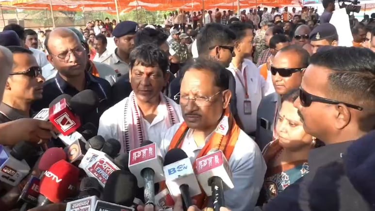 छत्तीसगढ़ में 'सुशासन तिहार' पर सियासत: CM साय का दिखा सख्त रुख, मंच से अधिकारी सस्पेंड; कांग्रेस ने बताया फेल