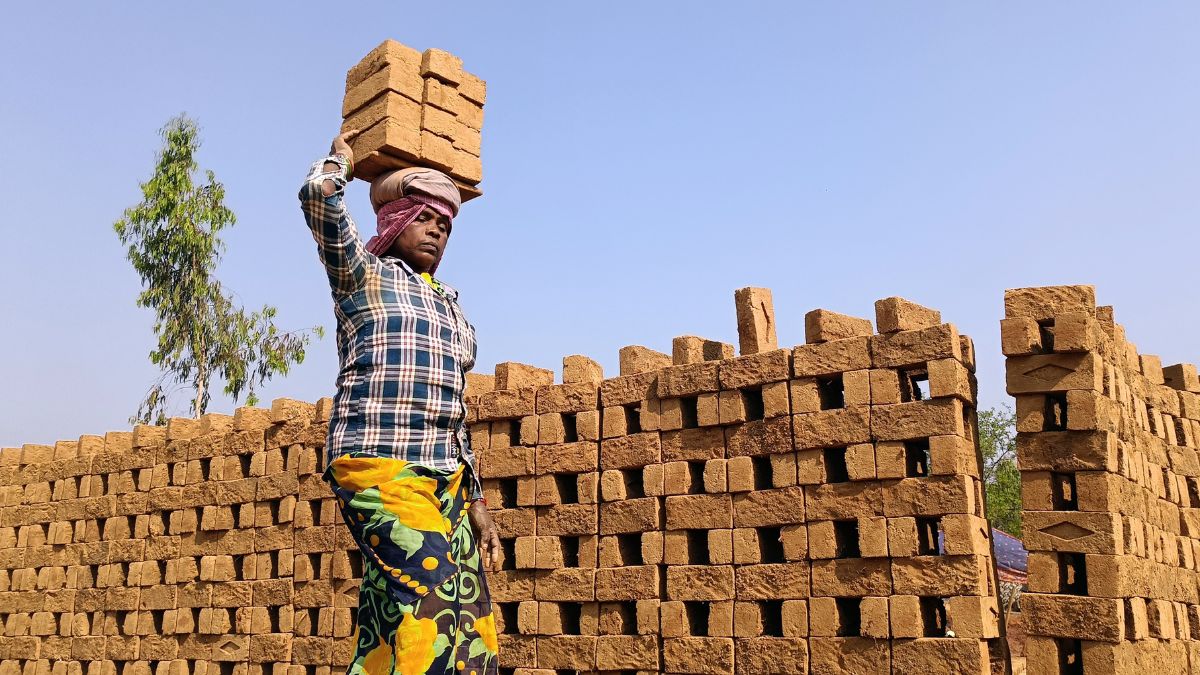 Labour Day: सबसे ज्यादा काम, सबसे कम दाम... ये आंकड़े बताते हैं किस हाल में हैं देश के मजदूर