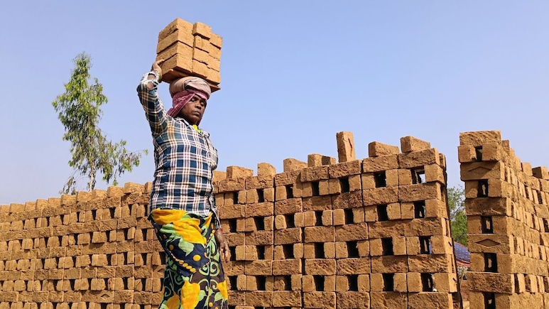 Labour Day: सबसे ज्यादा काम, सबसे कम दाम... ये आंकड़े बताते हैं किस हाल में हैं देश के मजदूर