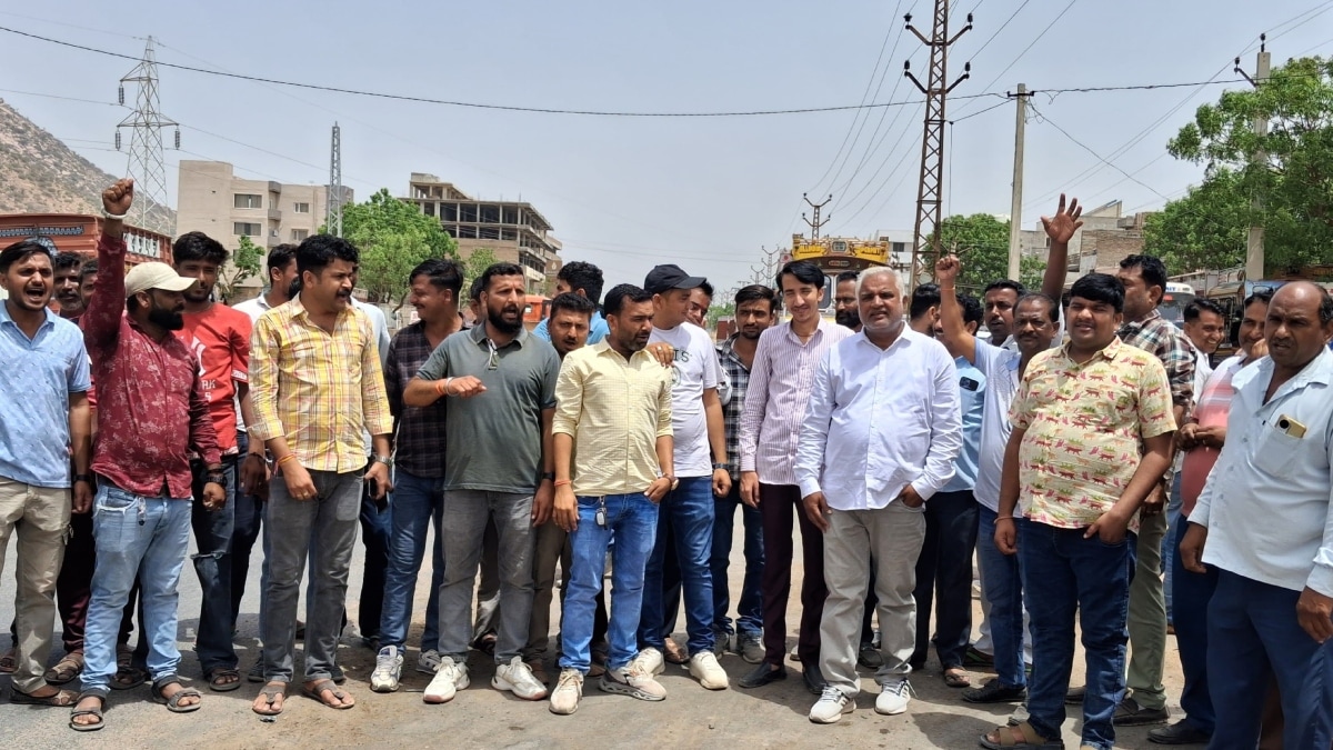 ट्रांसपोर्टरों के संगठन ने सड़क पर उतरकर नारे लगाए