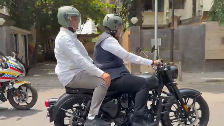 VIDEO: ना गाड्यांचा ताफा, ना कार... CM फडणवीसांची विधानभवनात सिनेस्टाइल एण्ट्री ; सर्वांचीच पळापळ