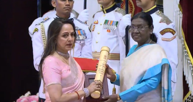 धर्मेंद्र को मिला पद्म विभूषण, सम्मान लेते हुए भावुक हुईं हेमा मालिनी, बेटी अहाना देओल के भी छलके आंसू