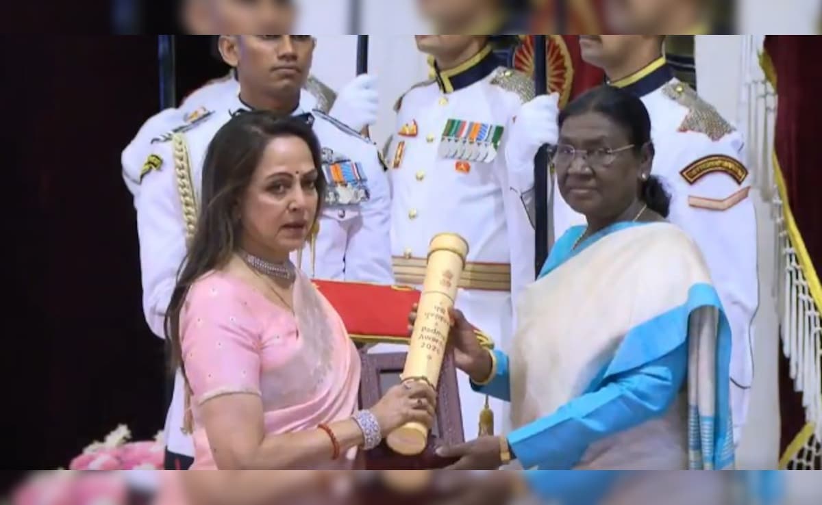 धर्मेंद्र को मिला पद्म विभूषण, सम्मान लेते हुए भावुक हुईं हेमा मालिनी, बेटी अहाना देओल के भी छलके आंसू — WellsTrack