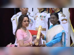 धर्मेंद्र को मिला पद्म विभूषण, सम्मान लेते हुए भावुक हुईं हेमा मालिनी, बेटी अहाना देओल के भी छलके आंसू