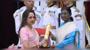 धर्मेंद्र को मिला पद्म विभूषण, सम्मान लेते हुए भावुक हुईं हेमा मालिनी, बेटी अहाना देओल के भी छलके आंसू
