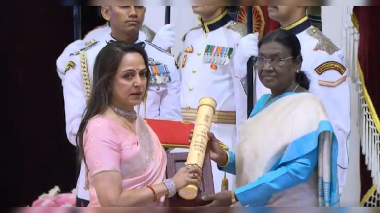 धर्मेंद्र को मिला पद्म विभूषण, सम्मान लेते हुए भावुक हुईं हेमा मालिनी, बेटी अहाना देओल के भी छलके आंसू