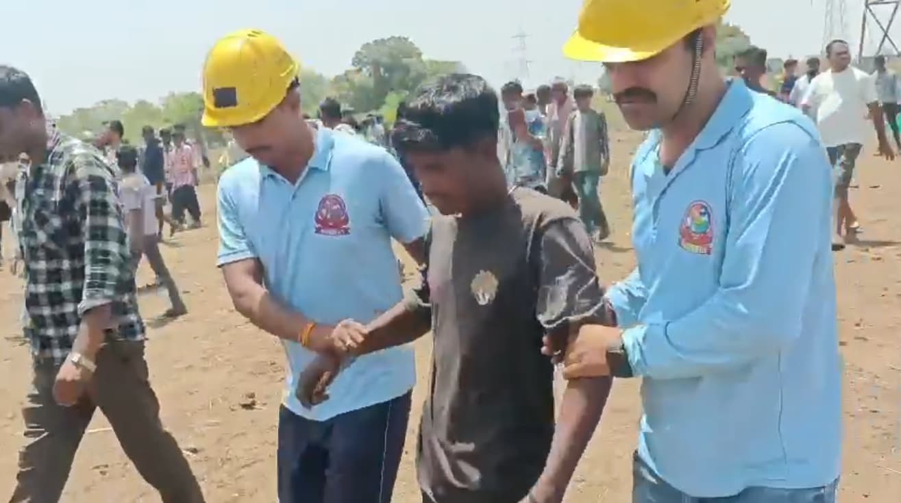 narmadapuram youth climbs high tension tower after girlfriend block 