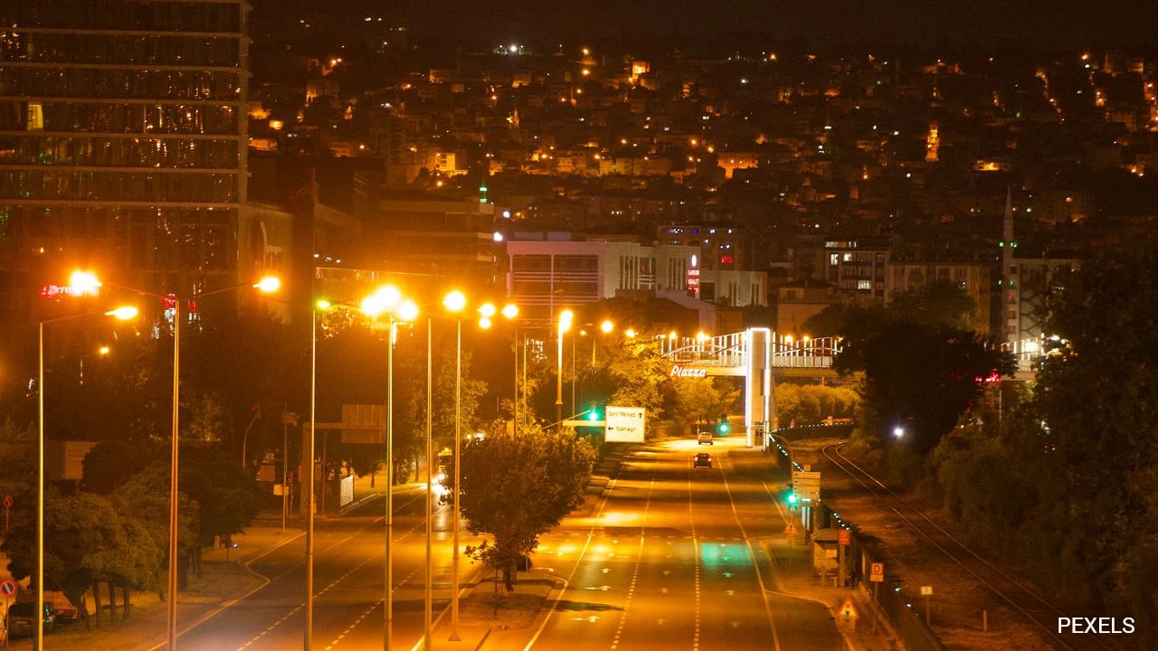 Delhi To Get 20,000 Smart Street Lights By Diwali With Real-Time Monitoring