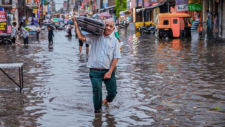 महाराष्ट्र से असम तक झमाझम बारिश, दिल्ली-UP में फिर भीषण गर्मी, जानें उत्तर भारत में कब पहुंचेगा मॉनसून