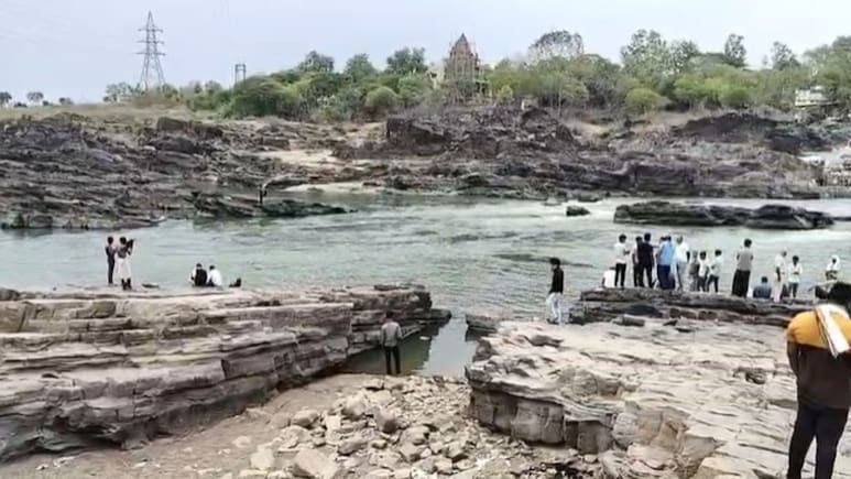 नर्मदा के सतधारा भीमकुंड में हादसा, रेलवे परियोजना के दो कर्मचारी डूबे, राजस्थान के रहने वाले हैं&nbsp;
