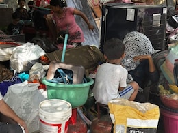 दिल्ली के यमुना बाजार में चला बुलडोजर, 310 घर जमींदोज, लोग बोले- '35 साल बाद हम अवैध कैसे?'