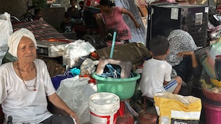 दिल्ली के यमुना बाजार में चला बुलडोजर, 310 घर जमींदोज, लोग बोले- '35 साल बाद हम अवैध कैसे?'