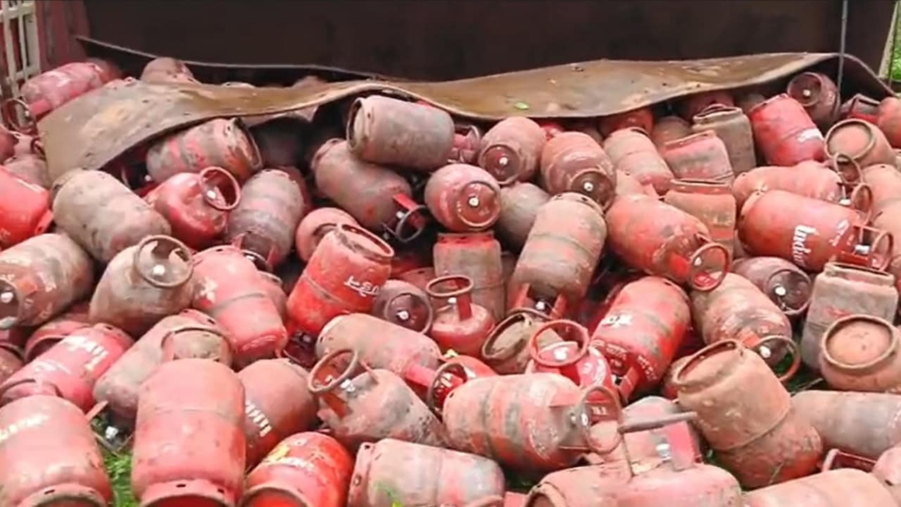 बिहार: कुत्ते को बचाने के चक्कर में पलट गया गैस सिलेंडर से भरा ट्रक, टला बड़ा हादसा