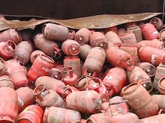 बिहार: कुत्ते को बचाने के चक्कर में पलट गया गैस सिलेंडर से भरा ट्रक, टला बड़ा हादसा