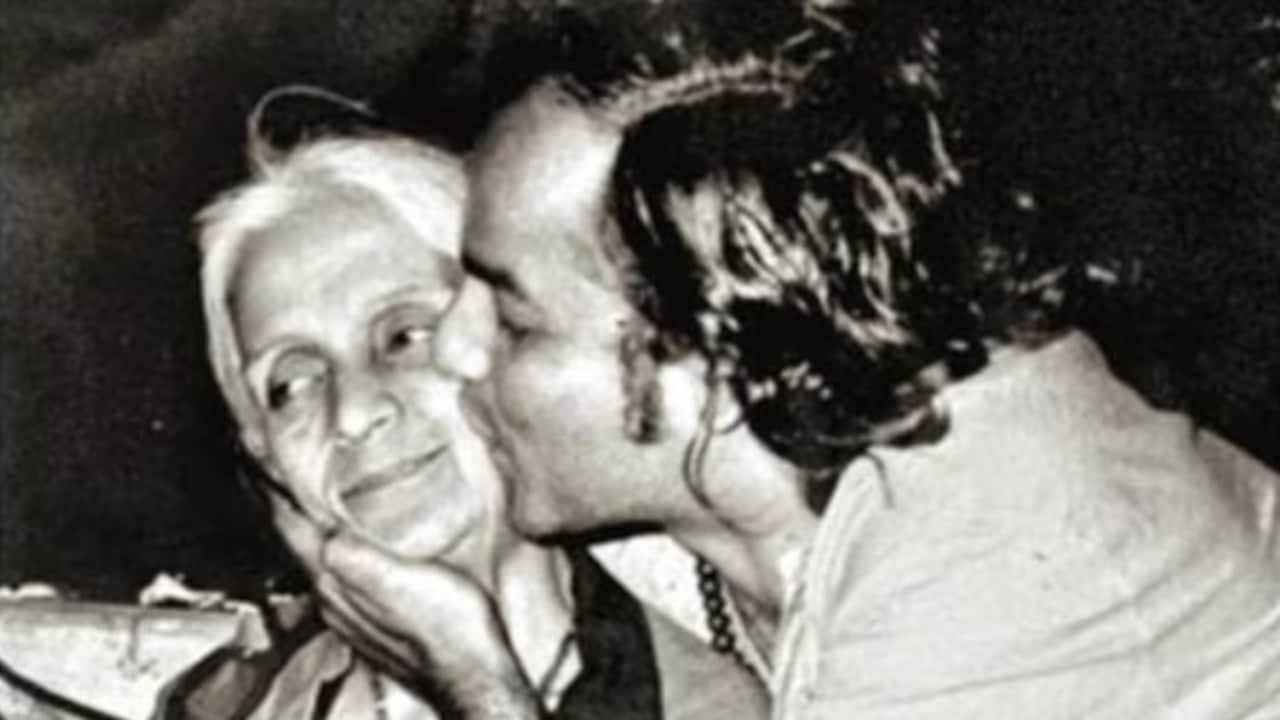 जब बीमार मां को हंसाने के लिए महेश भट्ट ने उनके बालों में सजा दिए थे जुगनू, याद कर भावुक हुए फिल्ममेकर