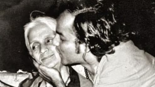 जब बीमार मां को हंसाने के लिए महेश भट्ट ने उनके बालों में सजा दिए थे जुगनू, याद कर भावुक हुए फिल्ममेकर
