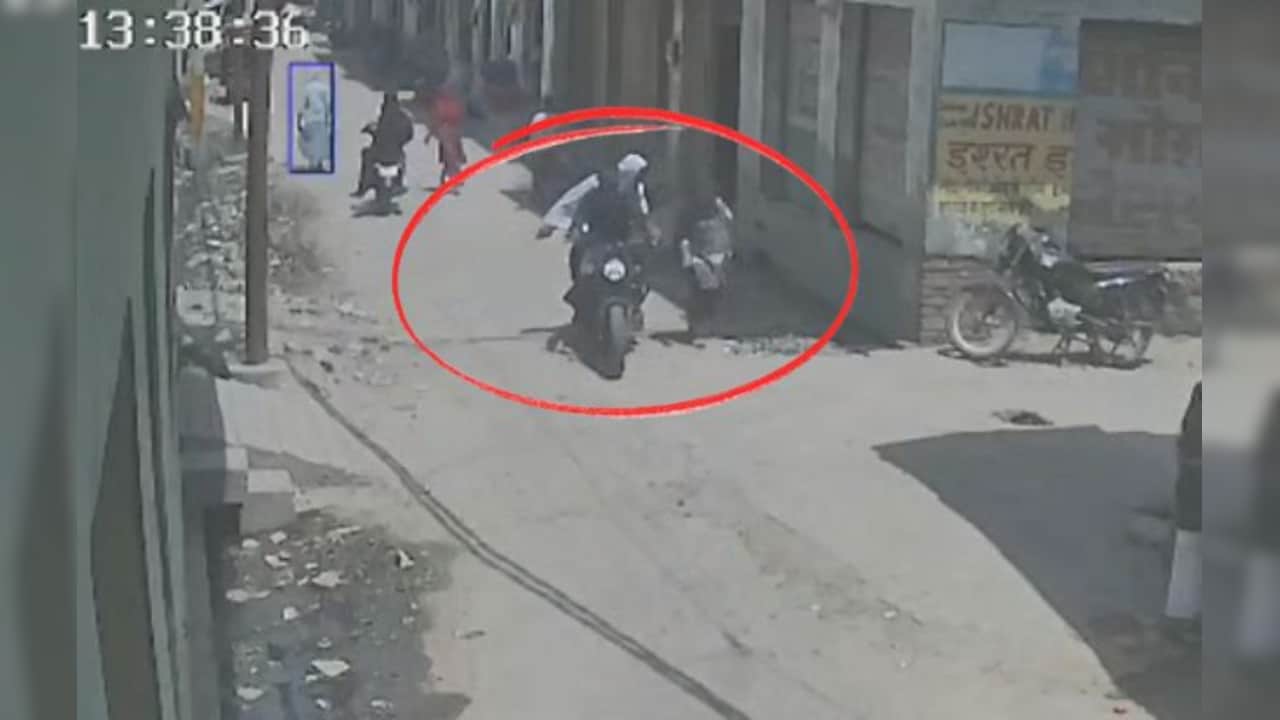 VIDEO: बेटी के सामने महिला को मारी गोली, बाइक पर आए दो हमलावरों ने की फायरिंग