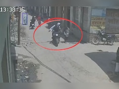 VIDEO: बेटी के सामने महिला को मारी गोली, बाइक पर आए दो हमलावरों ने की फायरिंग