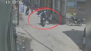 VIDEO: बेटी के सामने महिला को मारी गोली, बाइक पर आए दो हमलावरों ने की फायरिंग