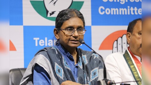 उम्मीदवार का नामांकन रद्द होने पर भोपाल से दिल्ली तक संग्राम, EC दफ्तर के बाहर धरने पर बैठे कांग्रस नेता